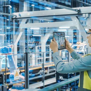 Opératrice industrielle manipulant des outils digitaux